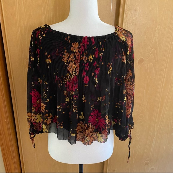 Aritzia Wilfred • Talence Off The Shoulder Floral Blouse in Black/Rose - Picture 11 of 12